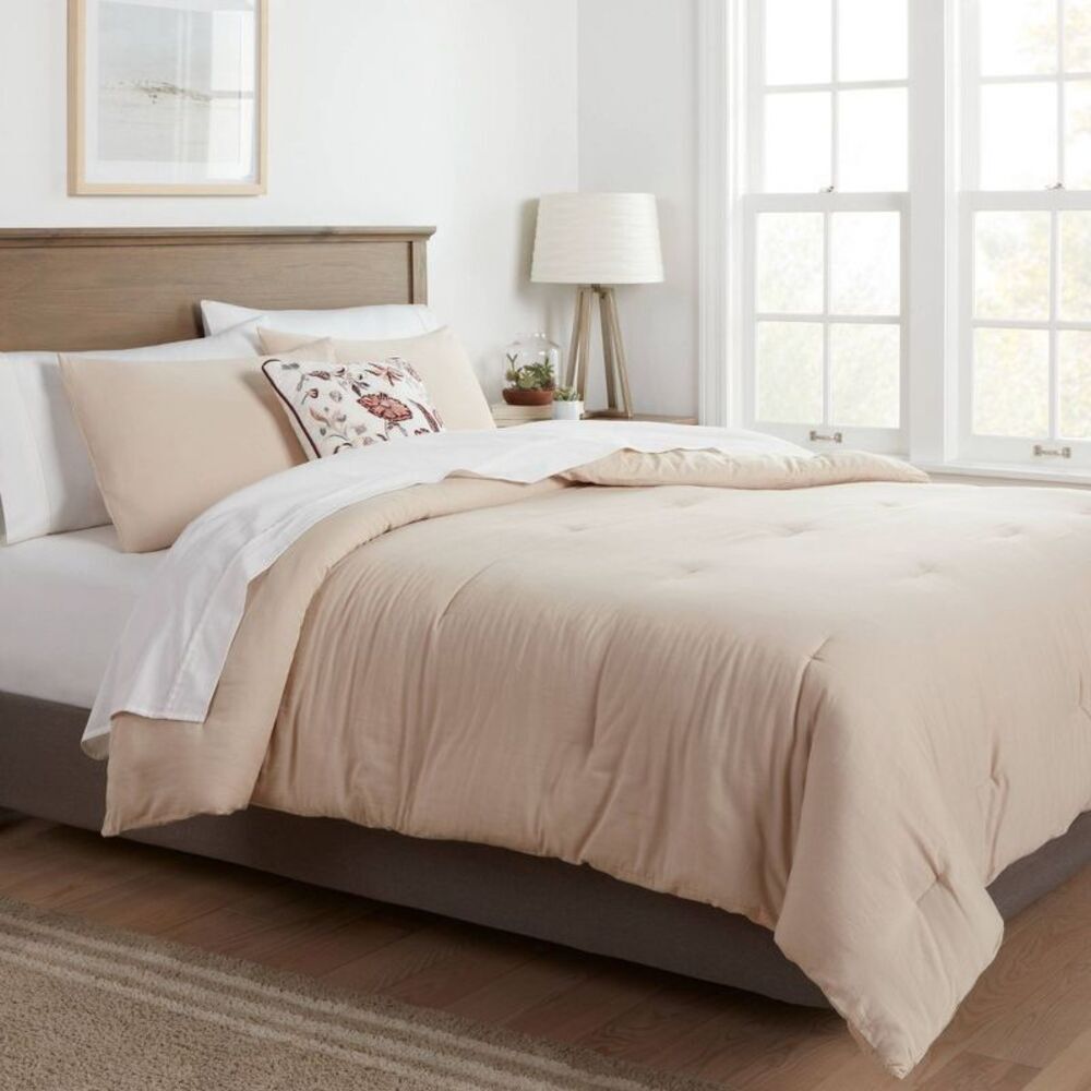 Open Box - Threshold - Comforter Set 100% Sateen Quilted, Khaki Khaki - Picture 2 of 4